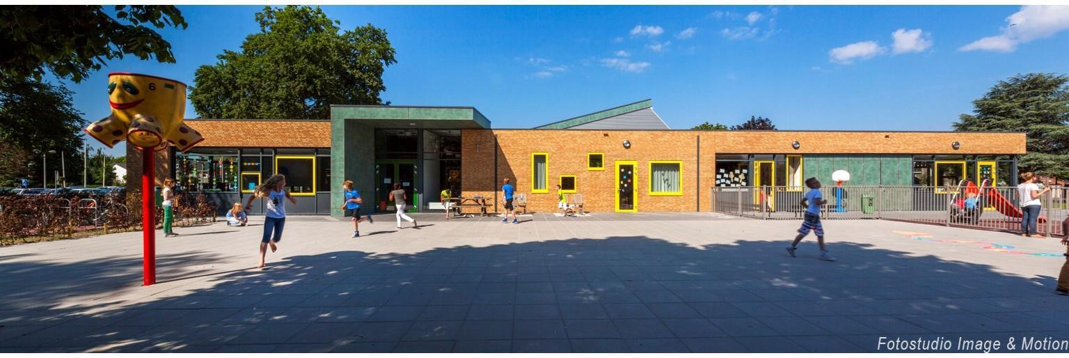 Het schoolplein van De Grasspriet in Valkenswaard met vrolijke kinderen die spelen. Het schoolplein van De Grasspriet in Valkenswaard met vrolijke kinderen die spelen.