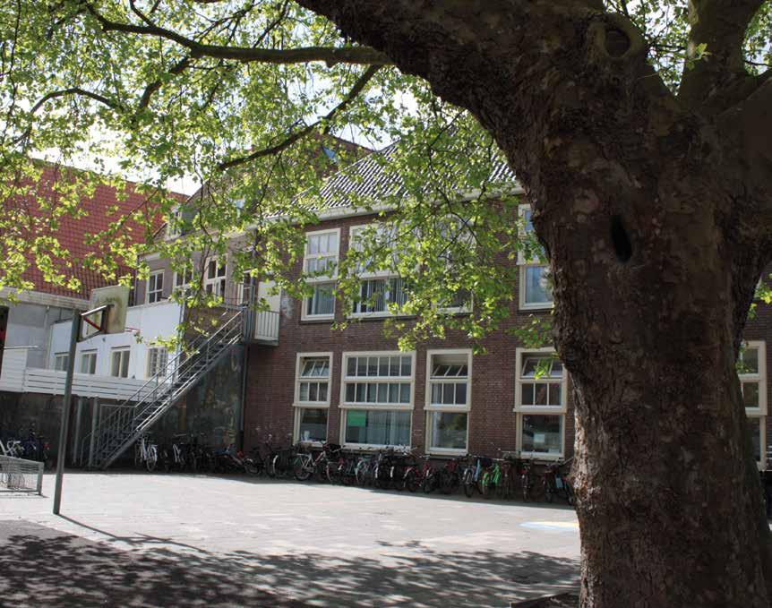 Het schoolplein van de Mariaschool in Hoorn met zicht op de fietsenstalling en het schoolgebouw. Het schoolplein van de Mariaschool in Hoorn met zicht op de fietsenstalling en het schoolgebouw.