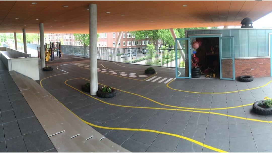 Het schoolplein van de Oecumenische basisschool Nautilus in Amsterdam met speelelementen en een veilige loopruimte. Het schoolplein van de Oecumenische basisschool Nautilus in Amsterdam met speelelementen en een veilige loopruimte.