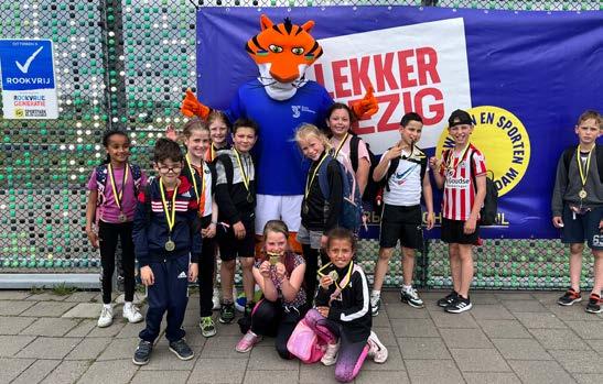 Het schoolplein van de Prins Mauritsschool in Delft met kinderen die buiten spelen. Het schoolplein van de Prins Mauritsschool in Delft met kinderen die buiten spelen.