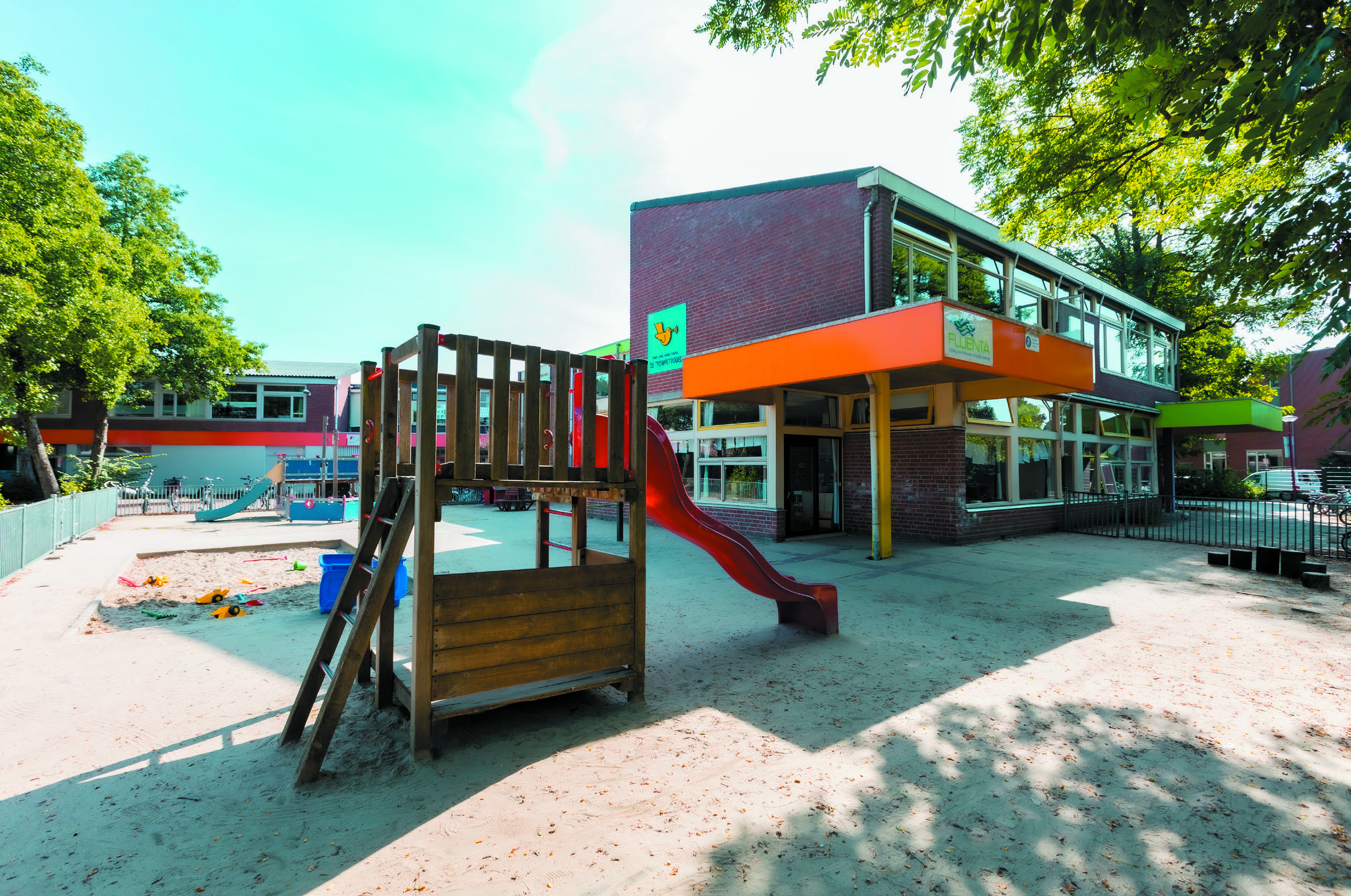 Het schoolplein van De Trompetvogel in Nieuwegein met speeltoestellen en een zandbak. Het schoolplein van De Trompetvogel in Nieuwegein met speeltoestellen en een zandbak.