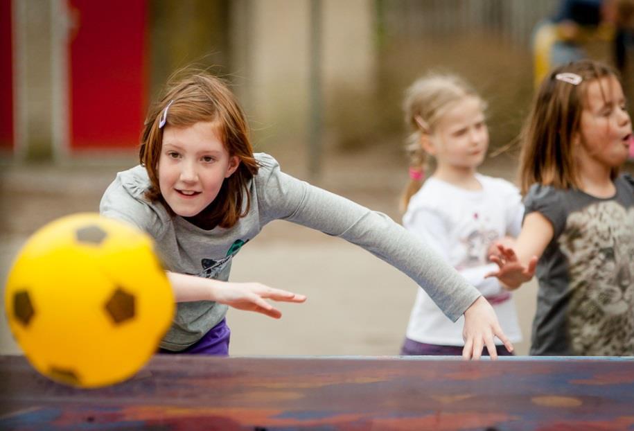 Het schoolplein van Gabriëlschool in Putten, waar kinderen actief samen spelen met een voetbal. Het schoolplein van Gabriëlschool in Putten, waar kinderen actief samen spelen met een voetbal.