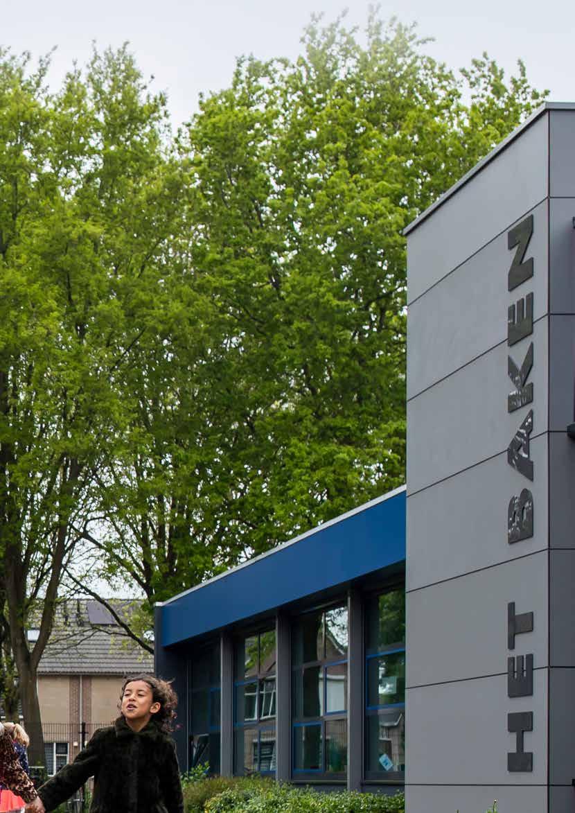 Het schoolplein van Het Baken I in Veenendaal, met kinderen die buiten spelen. Het schoolplein van Het Baken I in Veenendaal, met kinderen die buiten spelen.