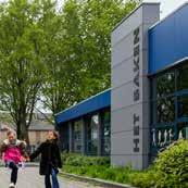 Het schoolplein van Het Baken I in Veenendaal met kinderen die spelen. Het schoolplein van Het Baken I in Veenendaal met kinderen die spelen.