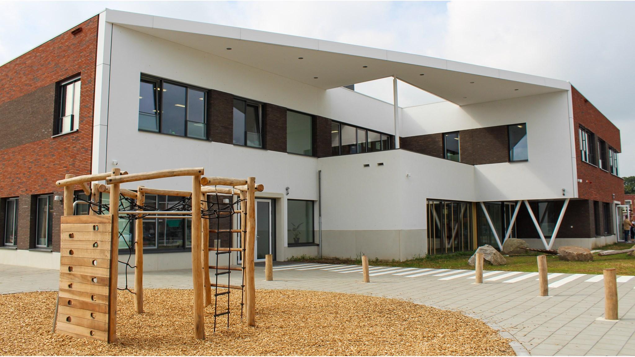 Het schoolplein van Het Compas in Emmer-Compascuum met moderne speeltoestellen en een opvallend gebouw. Het schoolplein van Het Compas in Emmer-Compascuum met moderne speeltoestellen en een opvallend gebouw.