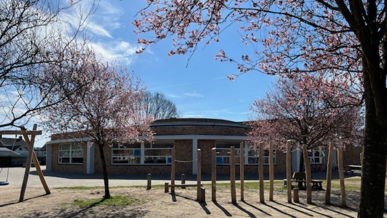 Het schoolplein van Het Rondeel in Beek (Gem. Montferland) met bloeiende bomen en speeltoestellen. Het schoolplein van Het Rondeel in Beek (Gem. Montferland) met bloeiende bomen en speeltoestellen.