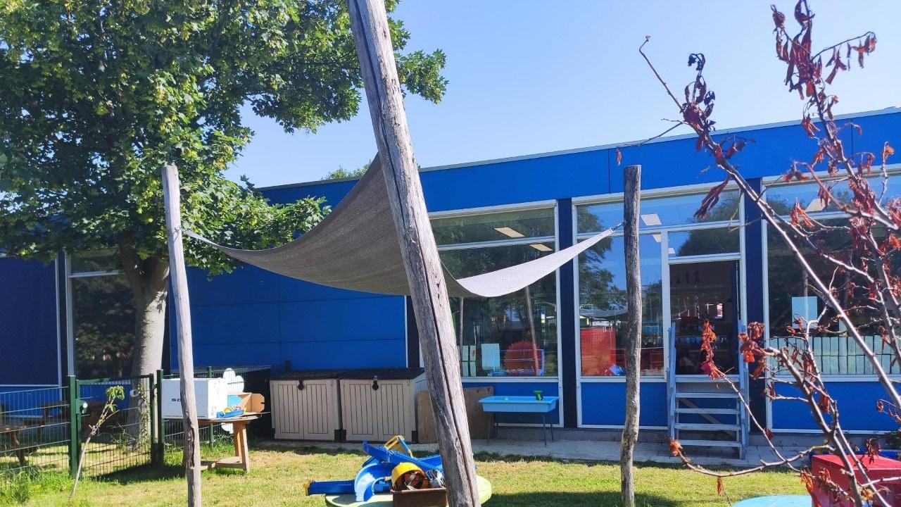 Het schoolplein van IKC De Lente in Abbenes met schaduwdoeken en speelmiddelen. Het schoolplein van IKC De Lente in Abbenes met schaduwdoeken en speelmiddelen.