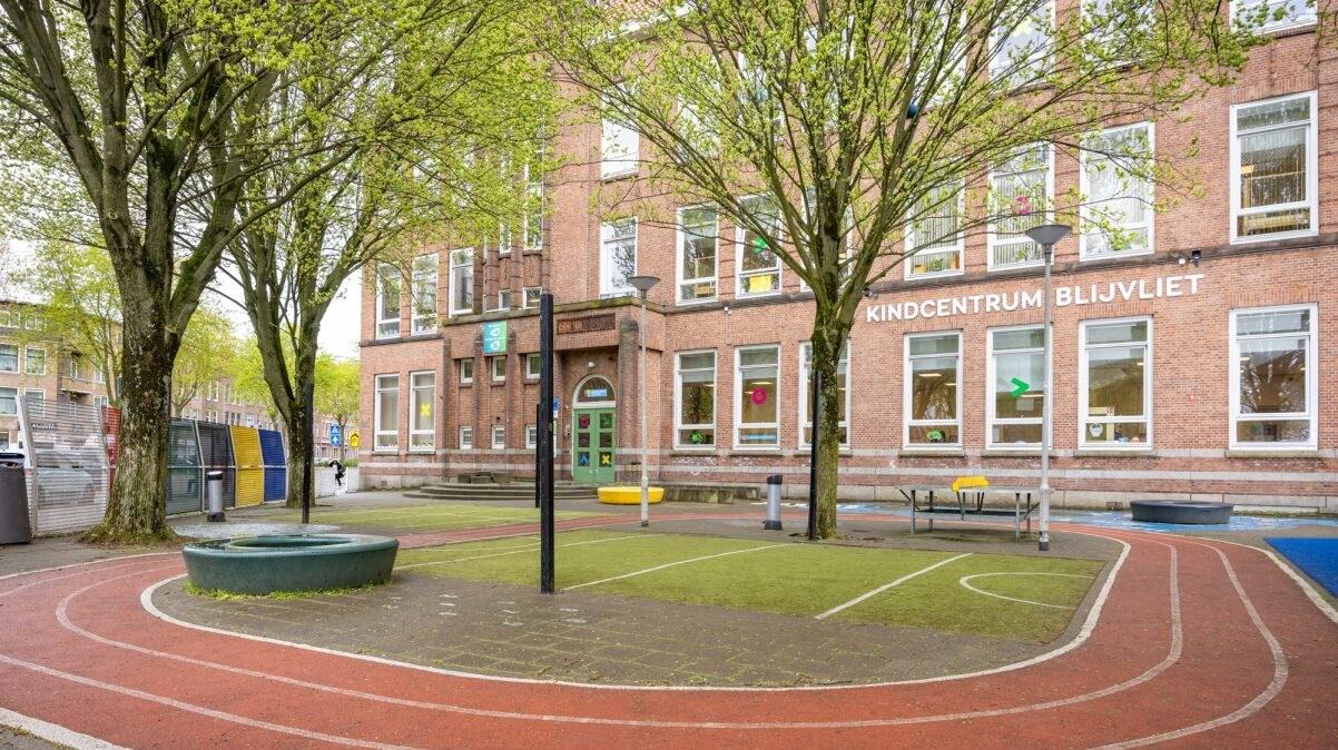 Het schoolplein van Kindcentrum Blijvliet in Rotterdam met bomen en speelvoorzieningen. Het schoolplein van Kindcentrum Blijvliet in Rotterdam met bomen en speelvoorzieningen.