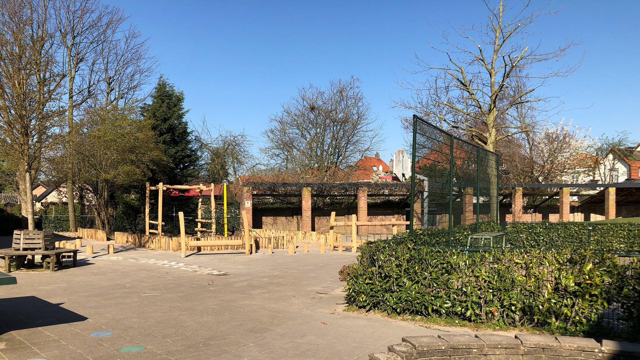 Het schoolplein van Montessori Tiel in Tiel met speeltoestellen en groenvoorzieningen. Het schoolplein van Montessori Tiel in Tiel met speeltoestellen en groenvoorzieningen.
