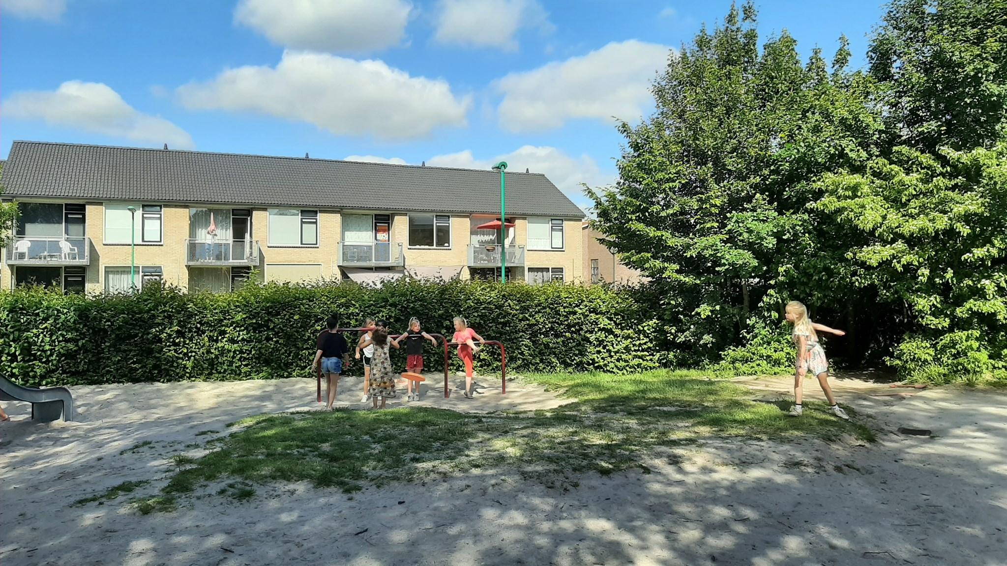 Het schoolplein van Obs Boekhorst in Oosterwolde (Fryslân) met spelende kinderen. Het schoolplein van Obs Boekhorst in Oosterwolde (Fryslân) met spelende kinderen.