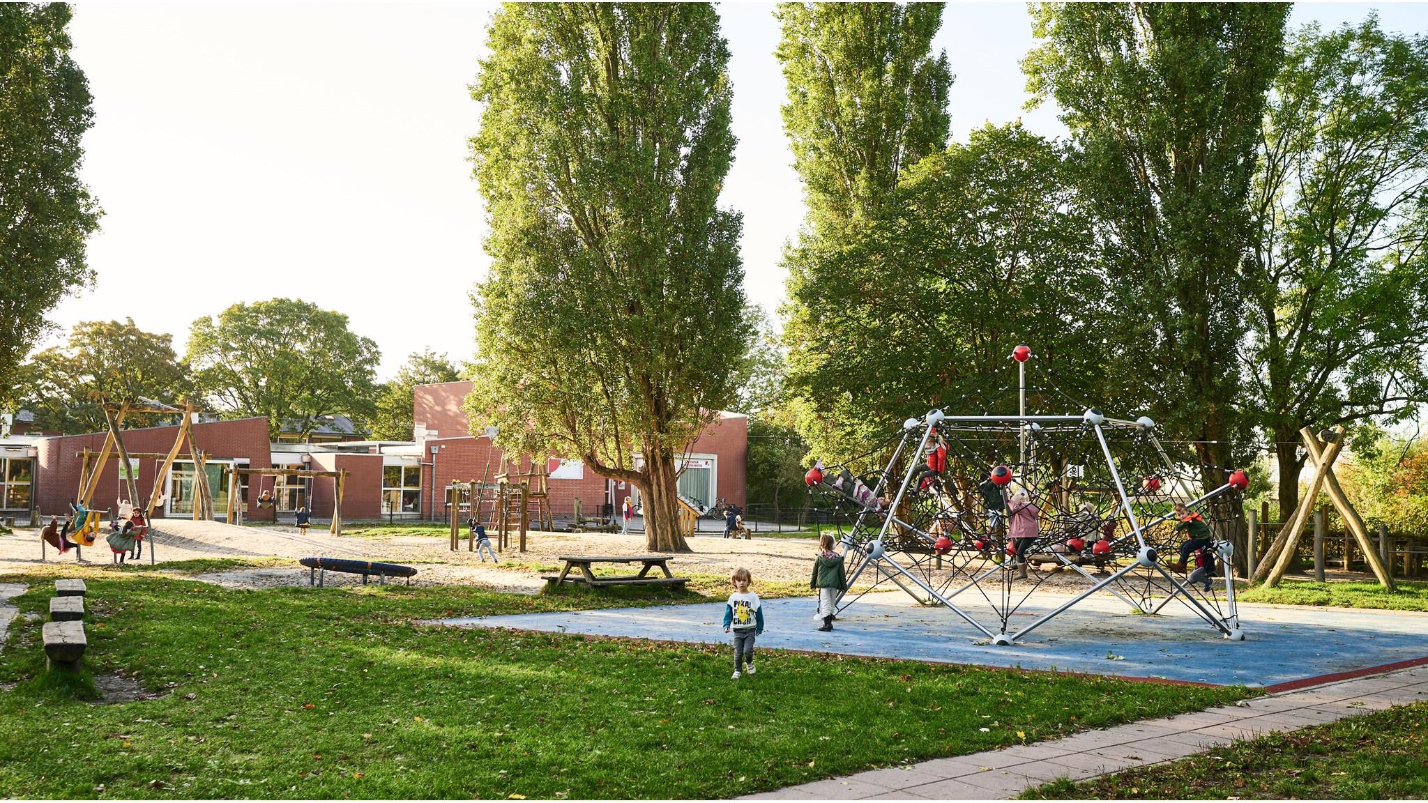 Het schoolplein van OJS De Petteflet in Groningen met kinderen die spelen. Het schoolplein van OJS De Petteflet in Groningen met kinderen die spelen.