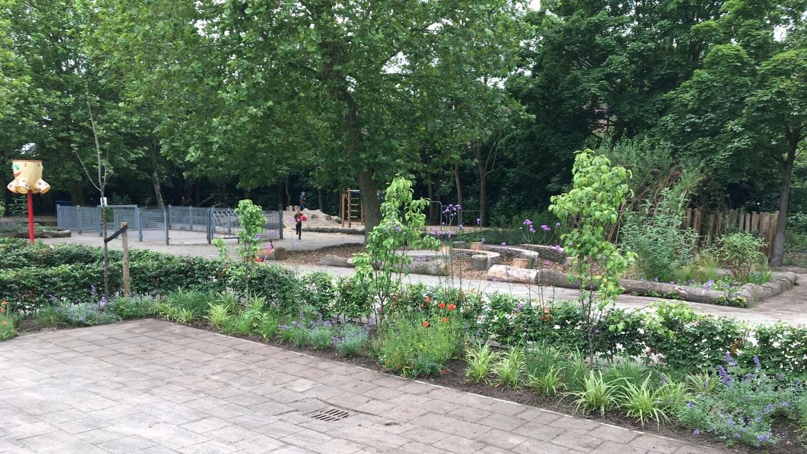 Het schoolplein van Rooms Katholieke Basisschool De Vrijhoeve in Sprang-Capelle met speeltoestellen en groene planten. Het schoolplein van Rooms Katholieke Basisschool De Vrijhoeve in Sprang-Capelle met speeltoestellen en groene planten.