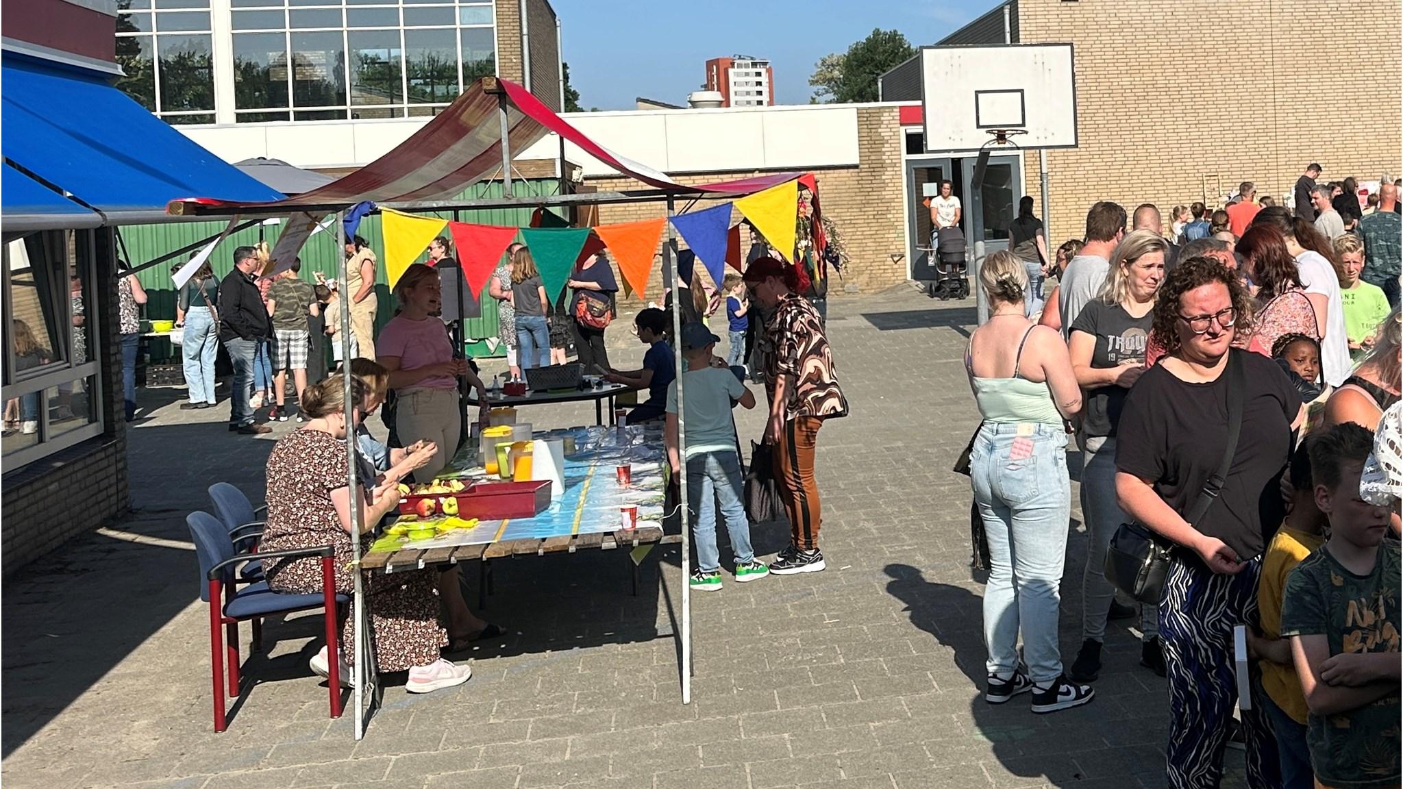 Het schoolplein van School voor Speciaal Basisonderwijs De Toermalijn in Helmond tijdens een drukbezocht evenement. Het schoolplein van School voor Speciaal Basisonderwijs De Toermalijn in Helmond tijdens een drukbezocht evenement.