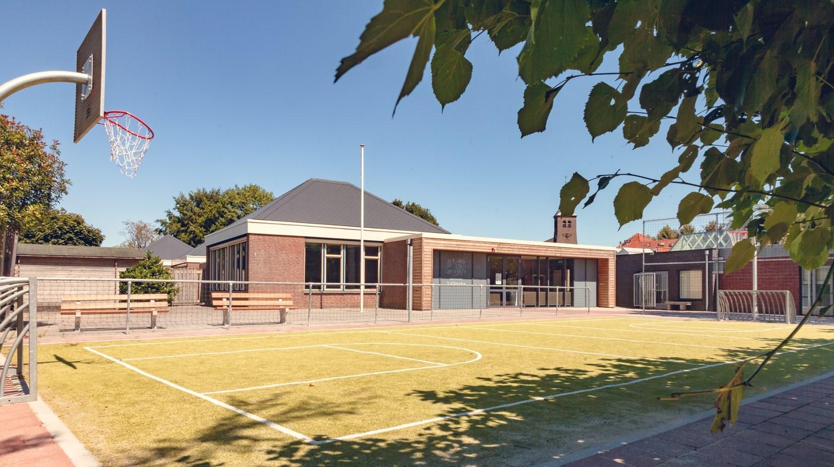 Het schoolplein van 't Kampke in Lattrop-Breklenkamp met een sportveld en basketbalring. Het schoolplein van 't Kampke in Lattrop-Breklenkamp met een sportveld en basketbalring.