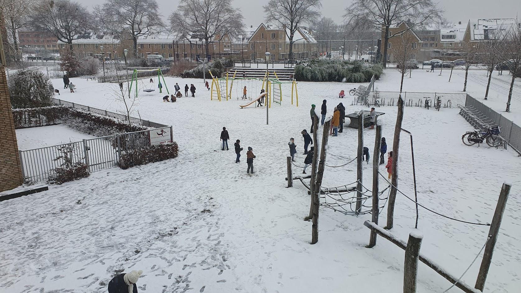 Het schoolplein van Wereldwijs, algemeen christelijke basisschool in Bilthoven bedekt met sneeuw, waar kinderen buiten spelen. Het schoolplein van Wereldwijs, algemeen christelijke basisschool in Bilthoven bedekt met sneeuw, waar kinderen buiten spelen.