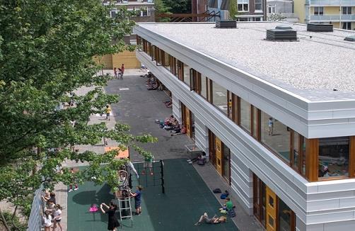 Het schoolplein van Willemspark in Den Haag met kinderen die spelen.
