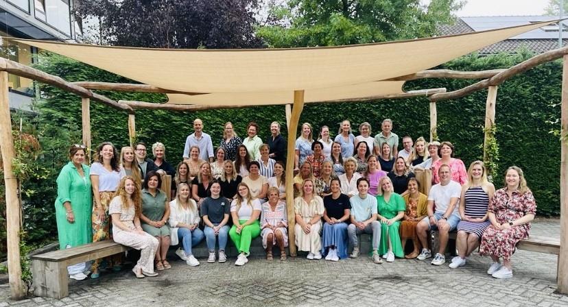 Het team van RK Basisschool De Westhoek in Oosterhout poseert samen op het schoolplein. Het team van RK Basisschool De Westhoek in Oosterhout poseert samen op het schoolplein.