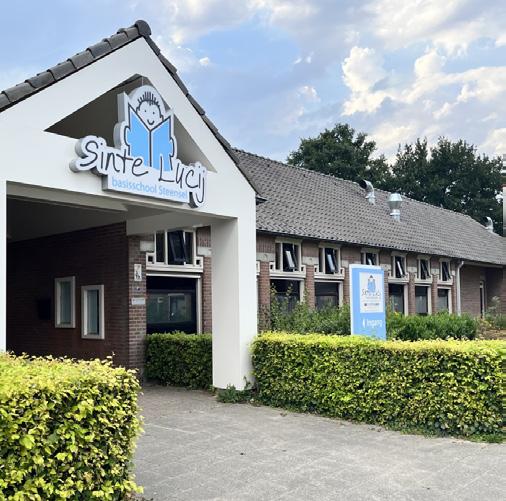 Hoofdingang van de rooms-katholieke basisschool Sinte Lucij in Steensel. Hoofdingang van de rooms-katholieke basisschool Sinte Lucij in Steensel.