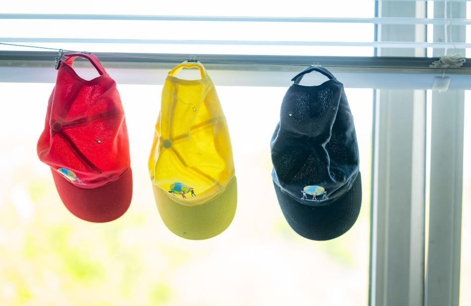 Hoofdkappen in verschillende kleuren hangen te drogen bij 'De Kralingsche School voor Basisonderwijs' in Rotterdam. Hoofdkappen in verschillende kleuren hangen te drogen bij 'De Kralingsche School voor Basisonderwijs' in Rotterdam.