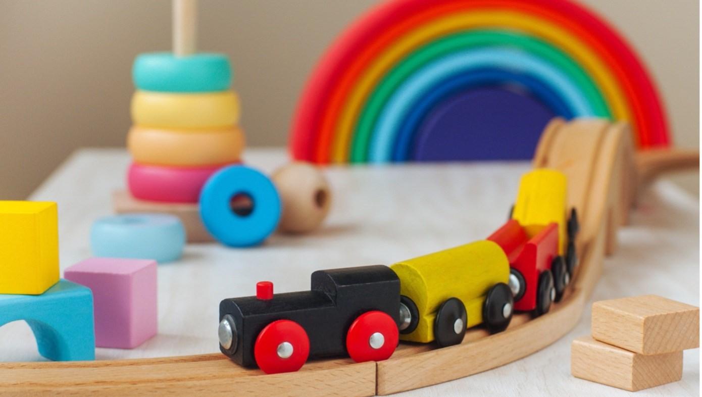 Houten speelgoedlocomotief en blokken op de speelplek van Basisschool Albert Schweitzer in Didam. Houten speelgoedlocomotief en blokken op de speelplek van Basisschool Albert Schweitzer in Didam.