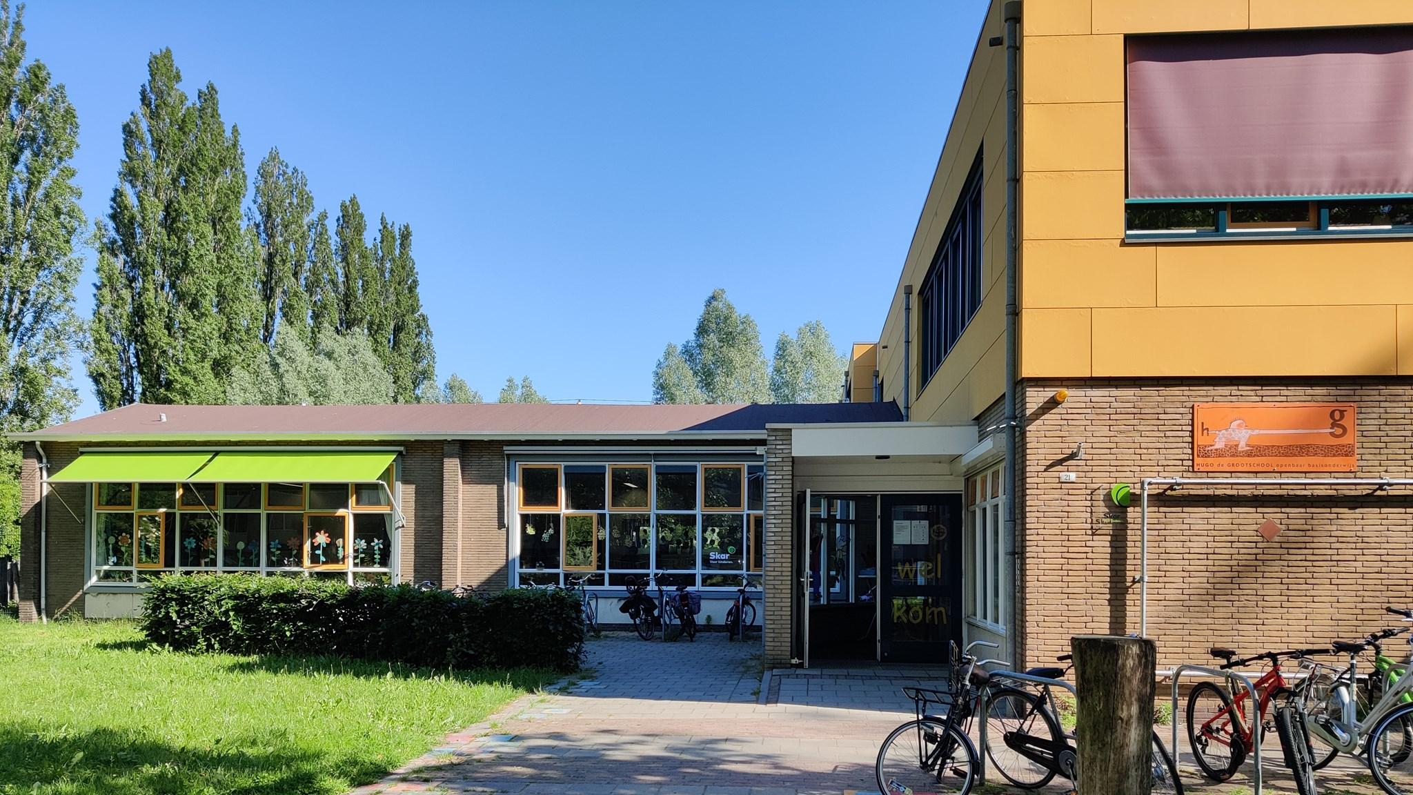 Hugo de Grootschool in Arnhem, met toegang tot het schoolplein en de fietsenstalling. Hugo de Grootschool in Arnhem, met toegang tot het schoolplein en de fietsenstalling.