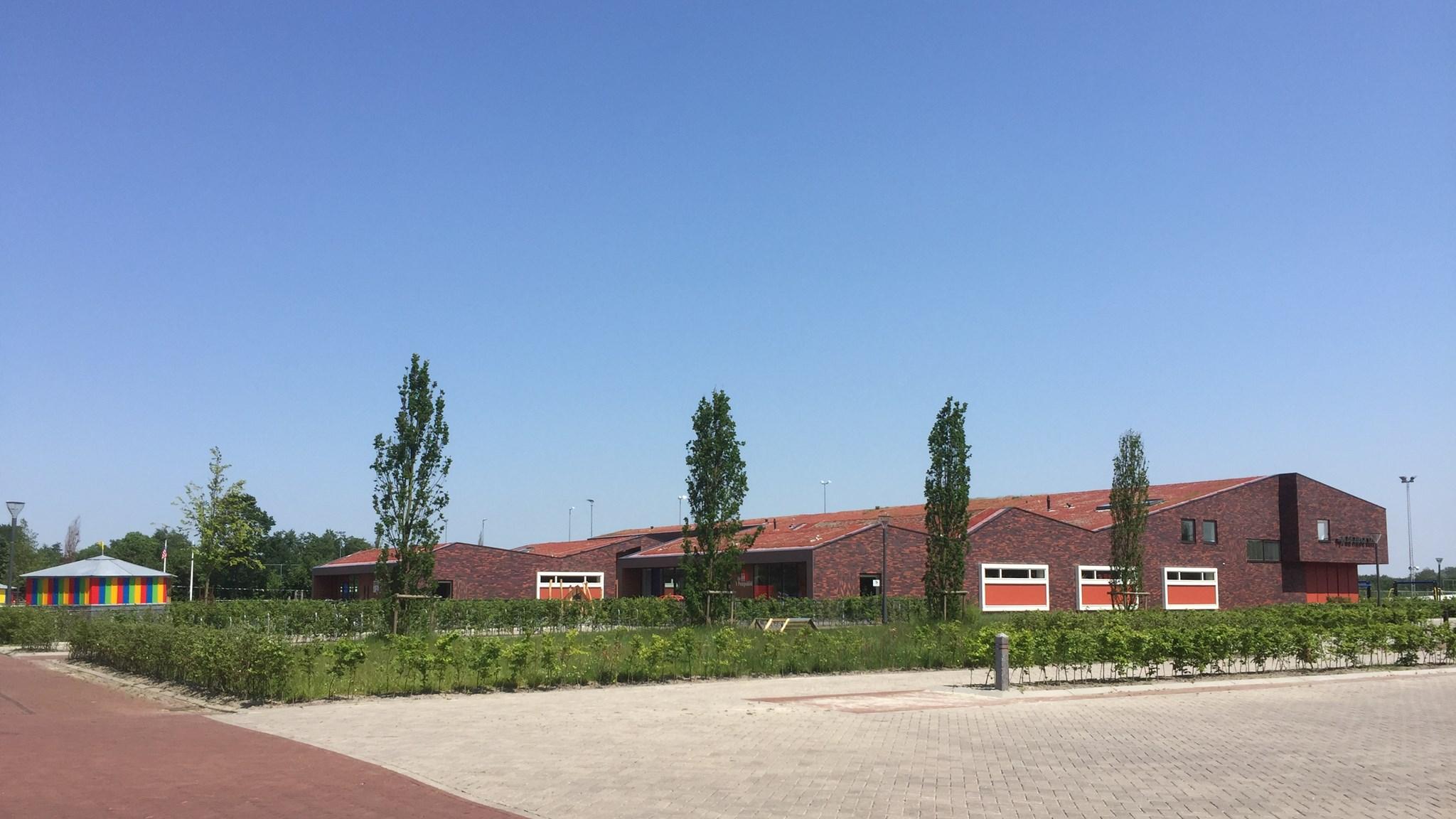 Ibs 't Pompeblêd in De Westereen met een helder blauwe lucht en moderne gebouwen op het schoolplein. Ibs 't Pompeblêd in De Westereen met een helder blauwe lucht en moderne gebouwen op het schoolplein.