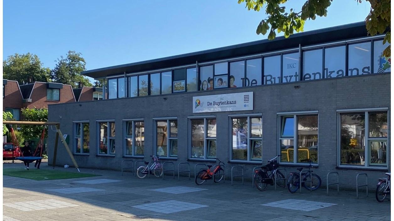 IKC De Buytenkans in Zoetermeer met een schoolplein en fietsenstalling. IKC De Buytenkans in Zoetermeer met een schoolplein en fietsenstalling.
