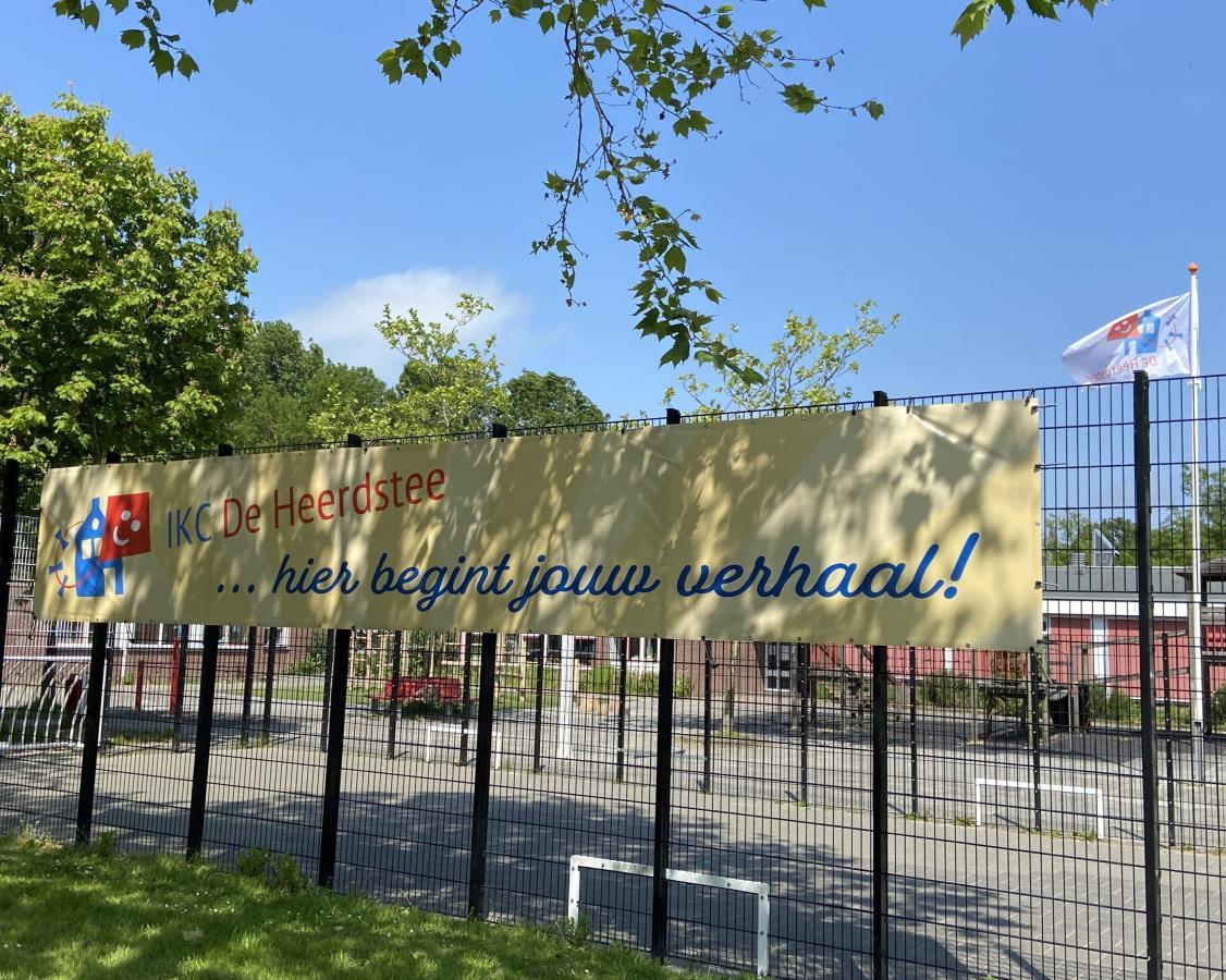 IKC De Heerdstee in Groningen verwelkomt leerlingen met de boodschap "... hier begint jouw verhaal!" op het schoolplein. IKC De Heerdstee in Groningen verwelkomt leerlingen met de boodschap "... hier begint jouw verhaal!" op het schoolplein.