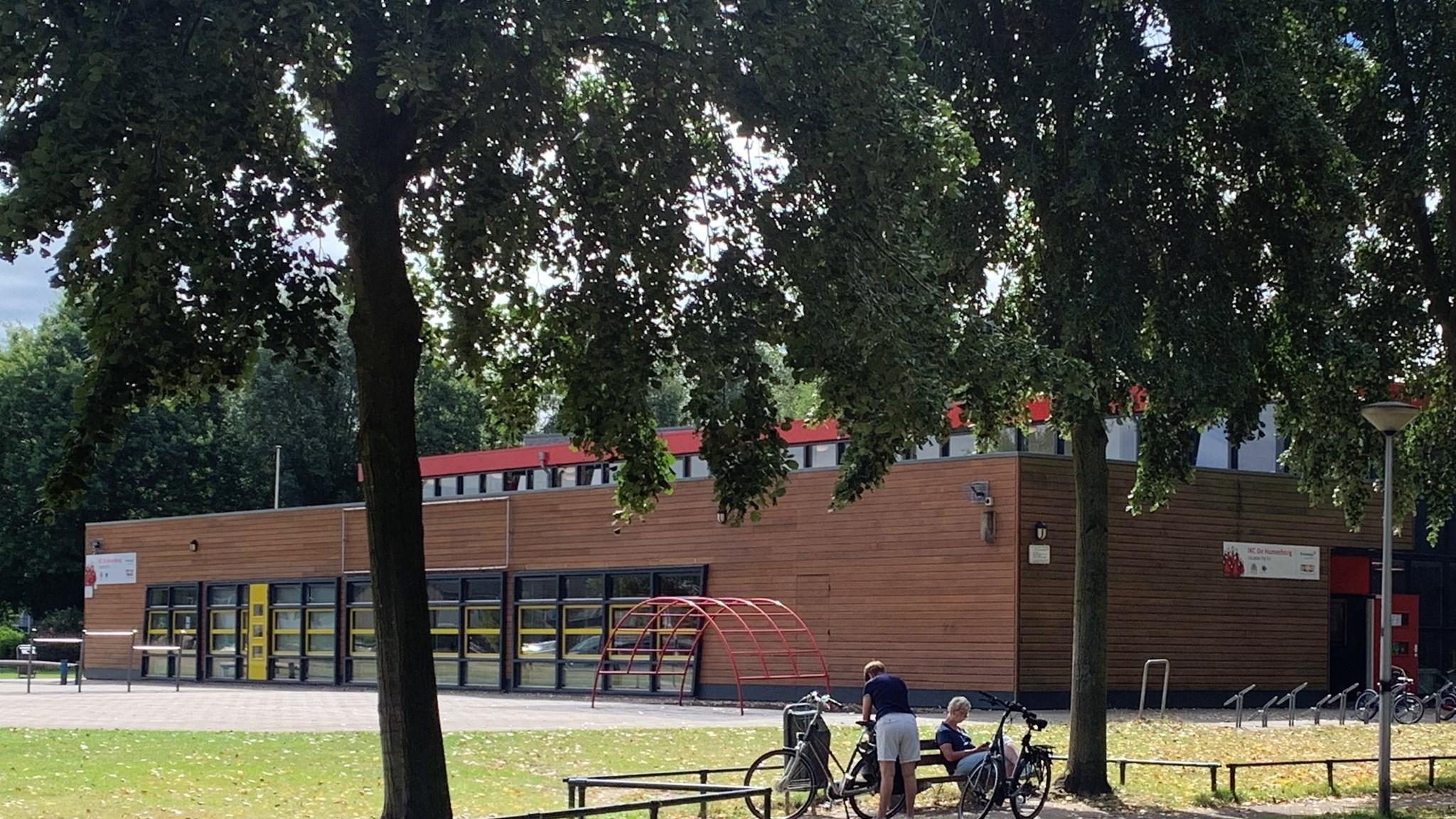 IKC De Hunenborg in Hengelo met een schoolplein en fietsenstalling. IKC De Hunenborg in Hengelo met een schoolplein en fietsenstalling.