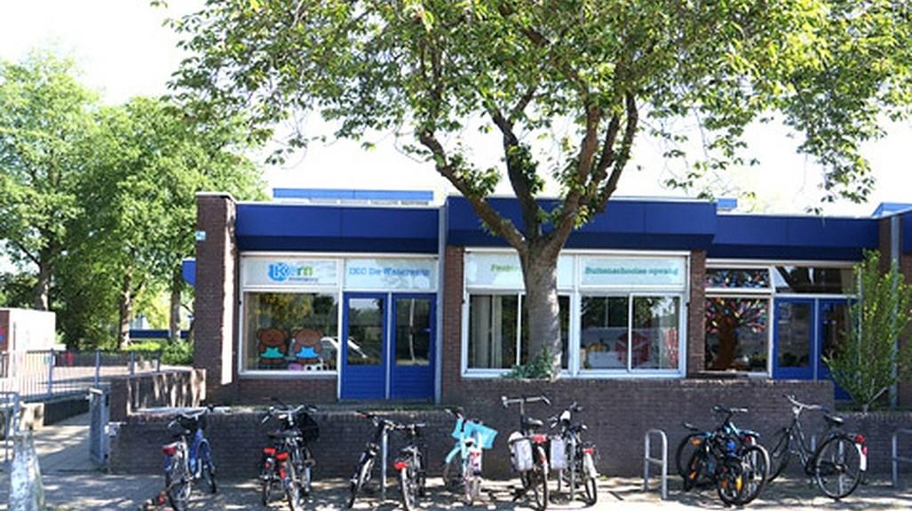 IKC De Watersnip in Zoetermeer, met fietsenstalling en groene omgeving. IKC De Watersnip in Zoetermeer, met fietsenstalling en groene omgeving.