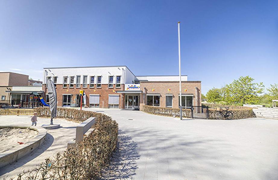 IKC Franciscus in Babberich met een helder blauwe lucht en een schoolplein met speeltoestellen. IKC Franciscus in Babberich met een helder blauwe lucht en een schoolplein met speeltoestellen.