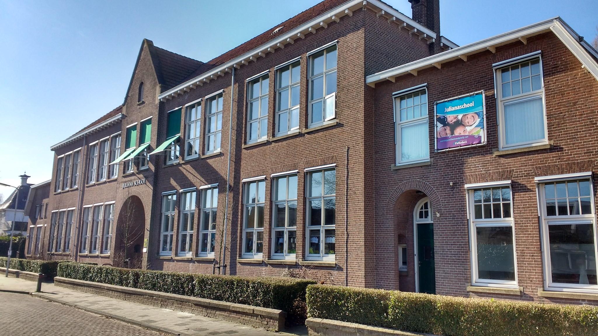 IKC Juliana in Sneek, met een zicht op de schoolgevel en het schoolplein. IKC Juliana in Sneek, met een zicht op de schoolgevel en het schoolplein.