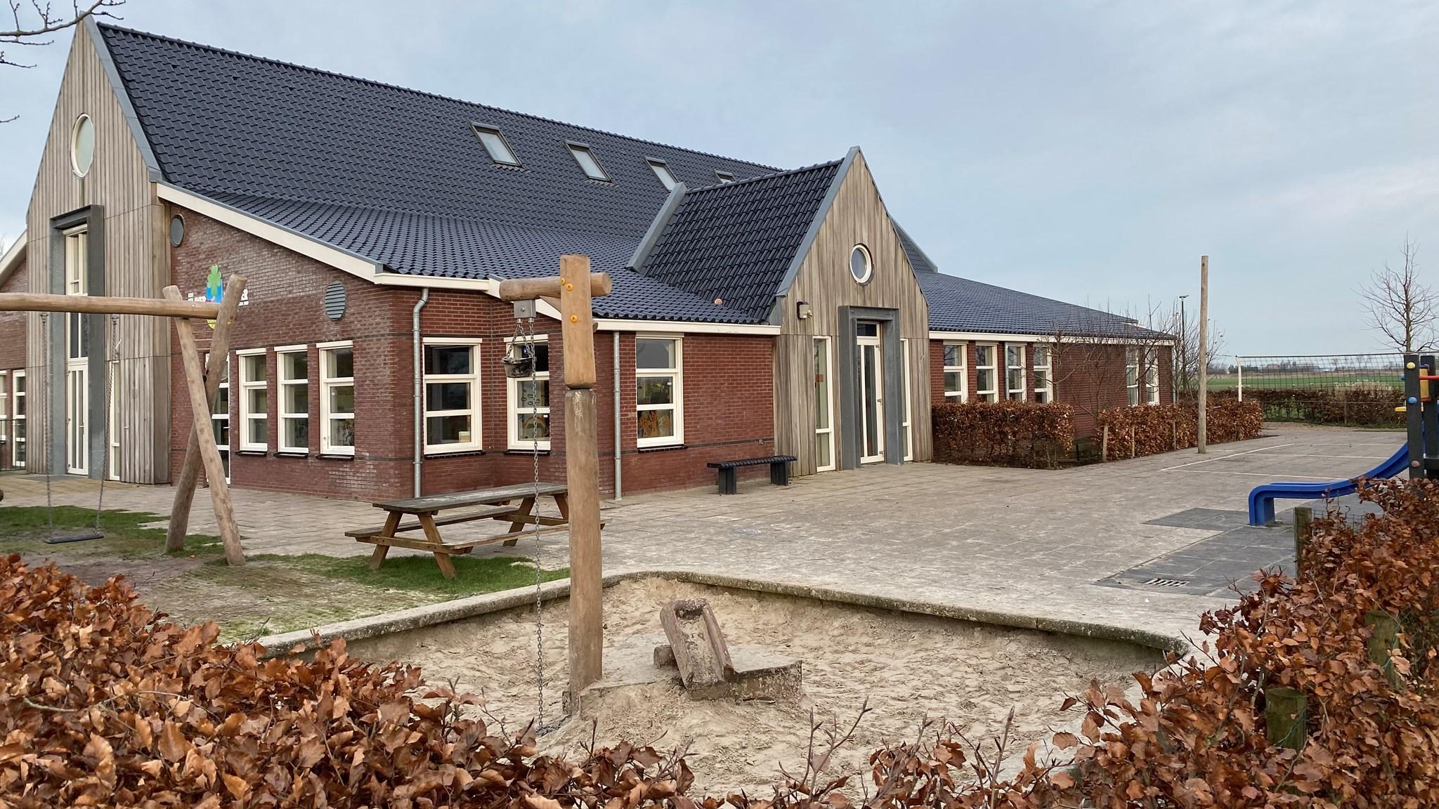IKC Klaver Fjouwer in Oudega (Gem. Súdwest-Fryslân) met een speelplaats en moderne schoolfaciliteiten. IKC Klaver Fjouwer in Oudega (Gem. Súdwest-Fryslân) met een speelplaats en moderne schoolfaciliteiten.
