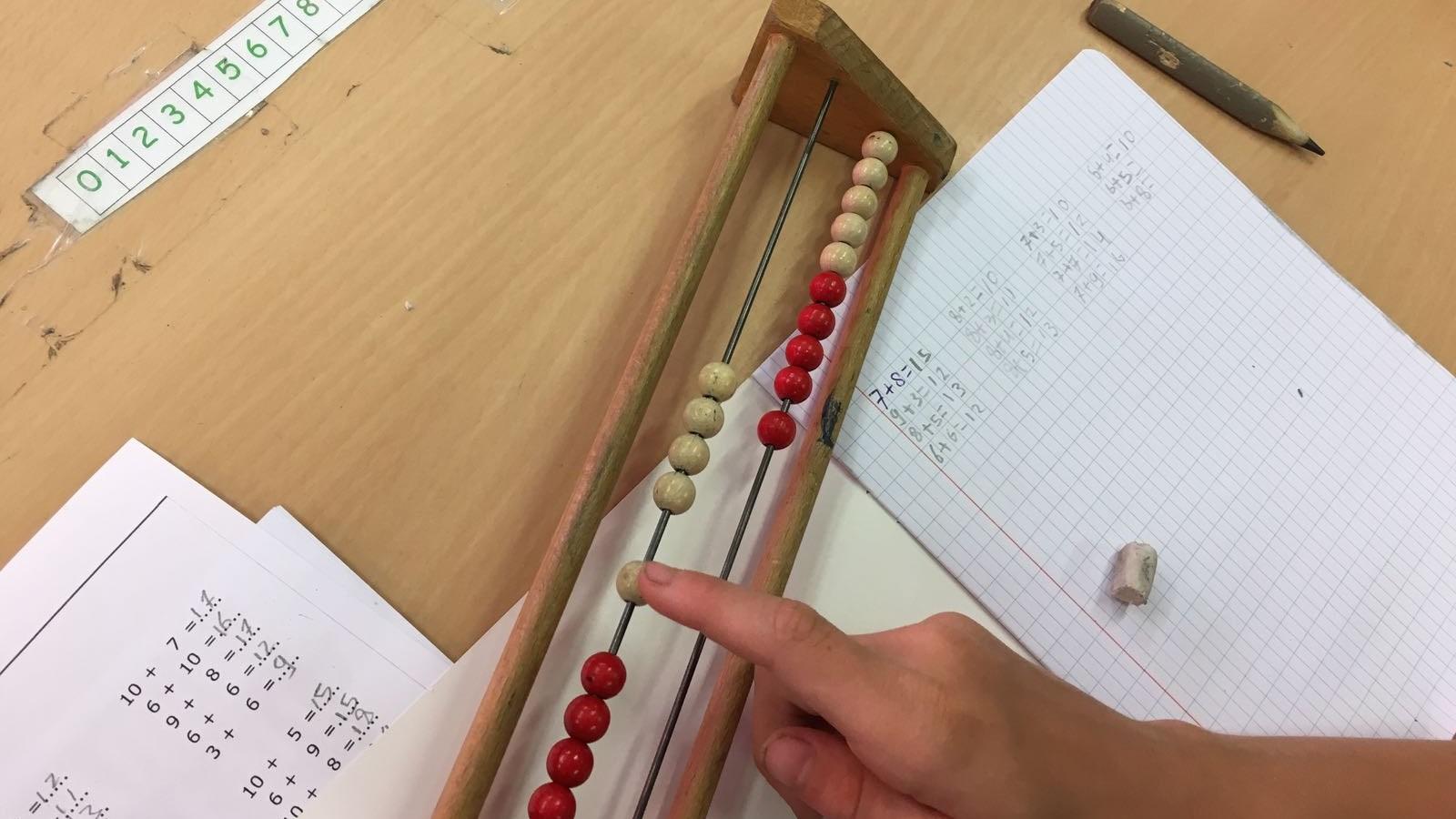 Image van een leerling die met een telraam werkt in Openbare Basisschool De Molenwerf in Tiel. Image van een leerling die met een telraam werkt in Openbare Basisschool De Molenwerf in Tiel.