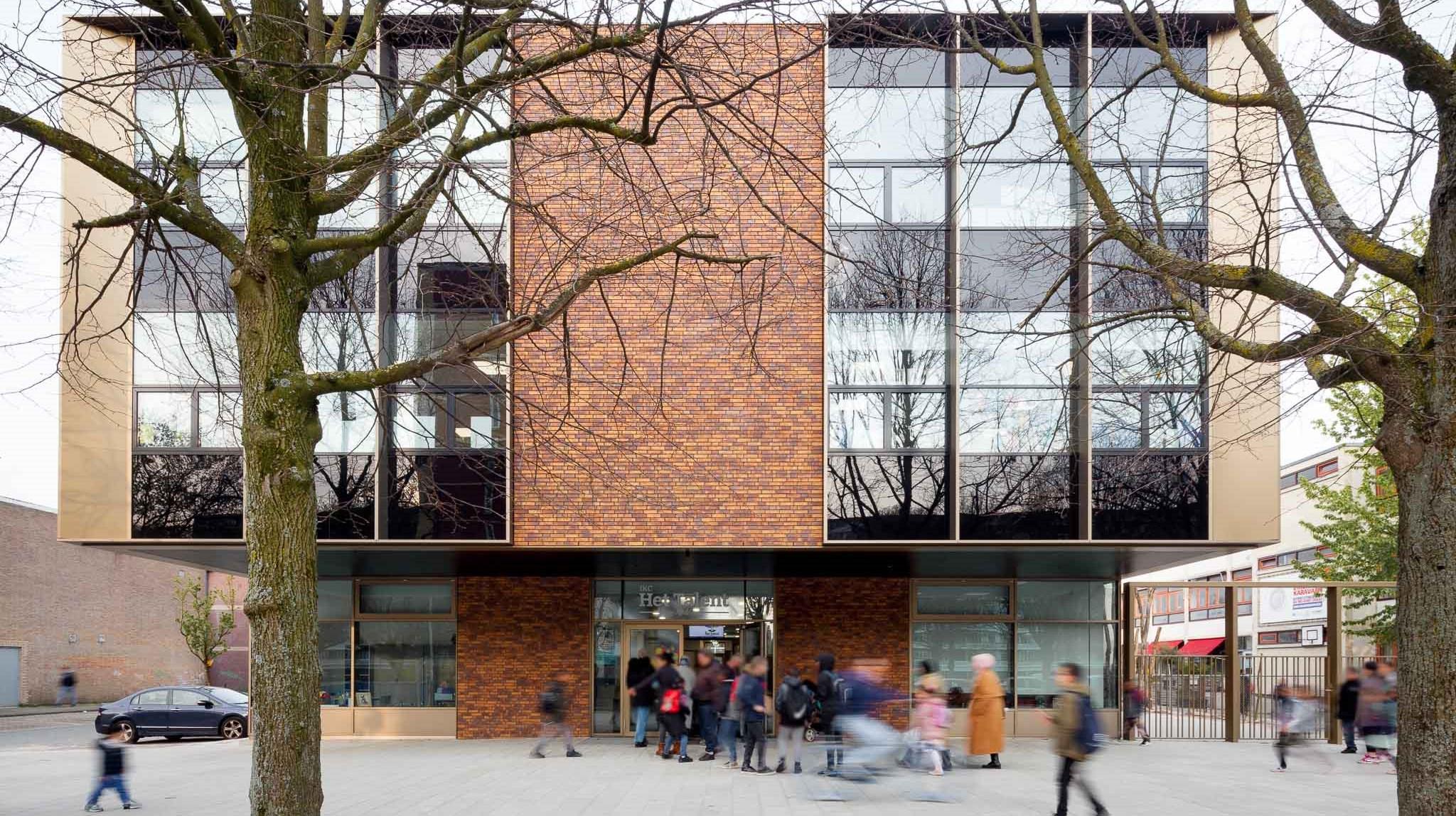Immanuelschool in Amsterdam met leerlingen die het gebouw binnenkomen. Immanuelschool in Amsterdam met leerlingen die het gebouw binnenkomen.