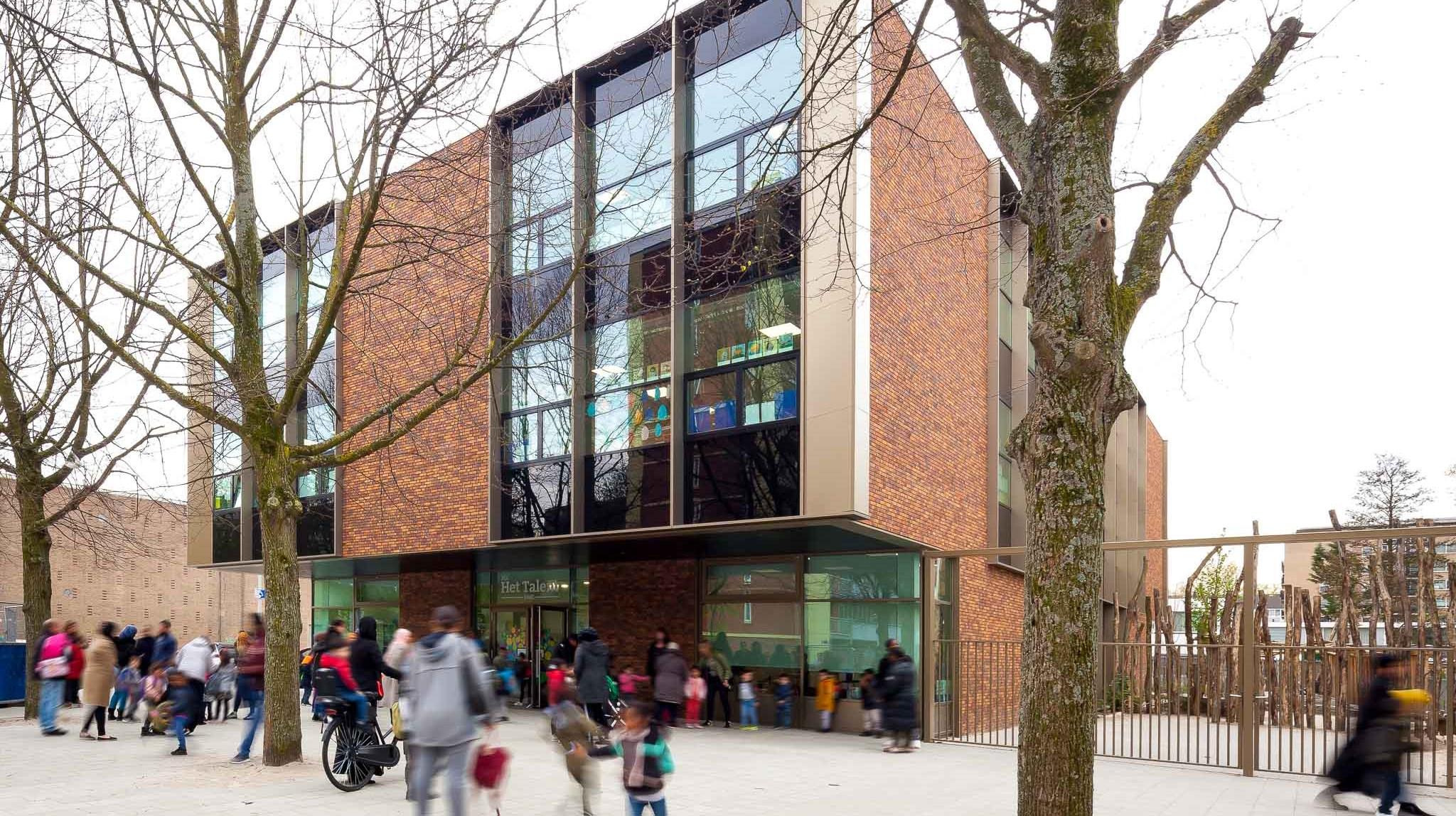 Immanuelschool in Amsterdam, met leerlingen die het schoolplein betreden. Immanuelschool in Amsterdam, met leerlingen die het schoolplein betreden.