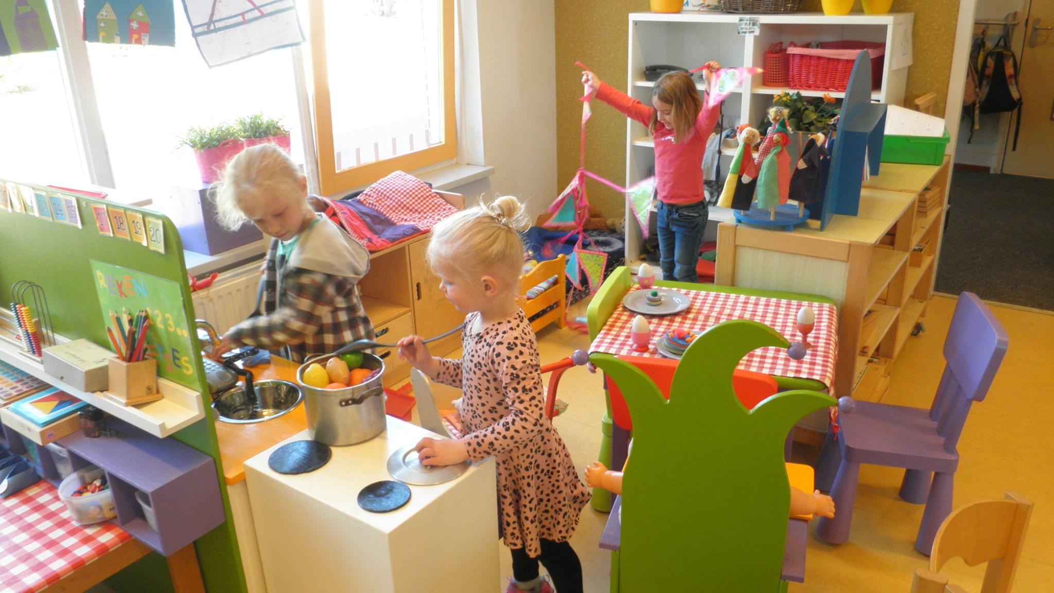 In de klas van Basisschool De Wegwijzer in Middenmeer spelen kinderen met speelmateriaal in een kleurrijke leeromgeving. In de klas van Basisschool De Wegwijzer in Middenmeer spelen kinderen met speelmateriaal in een kleurrijke leeromgeving.