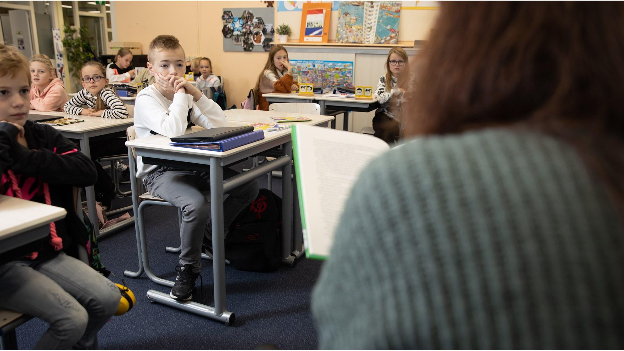 In de klas van basisschool Ollie B Bommel in Den Bommel luisteren leerlingen aandachtig naar een verhaal. In de klas van basisschool Ollie B Bommel in Den Bommel luisteren leerlingen aandachtig naar een verhaal.