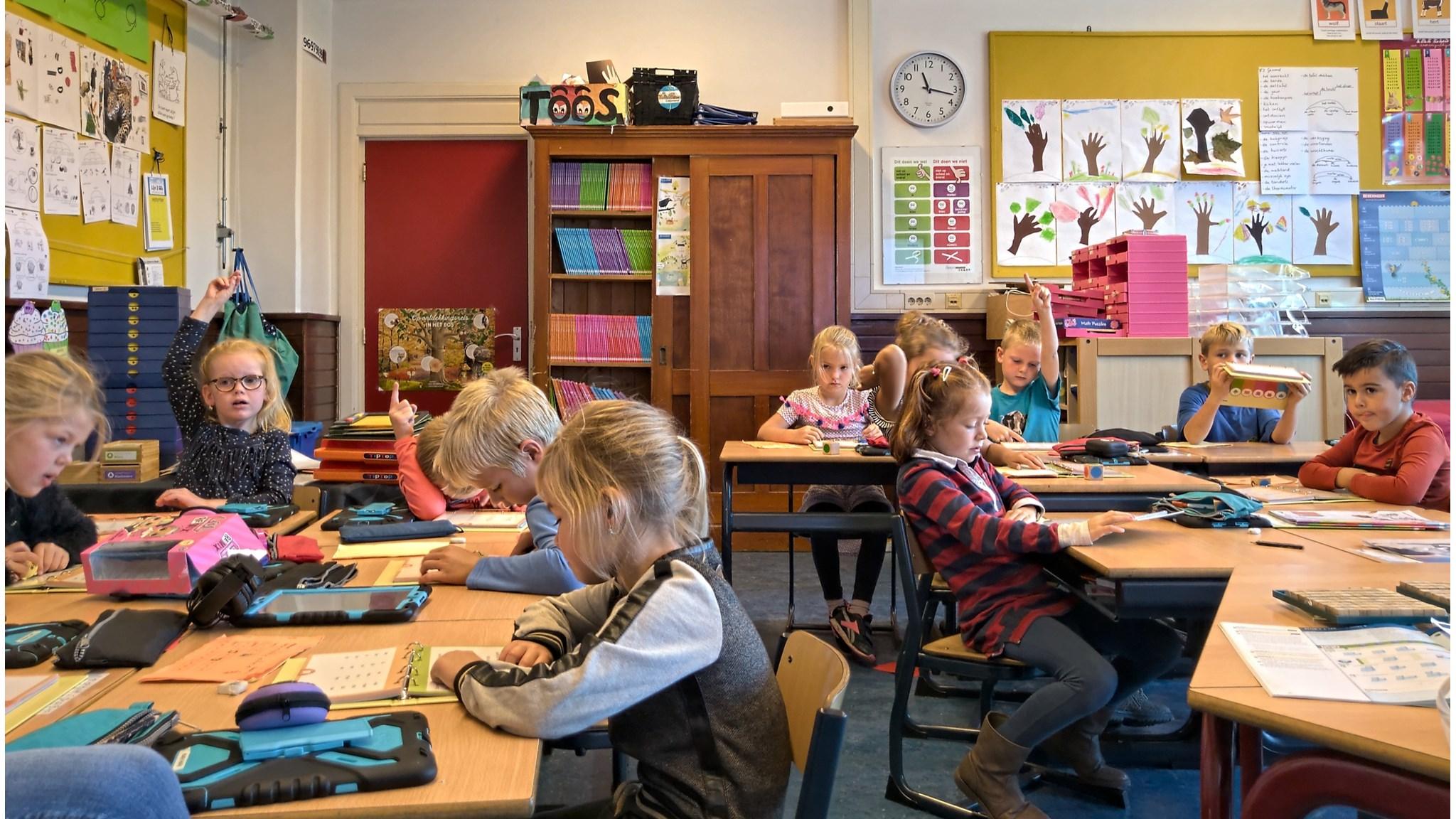 In de klas van Basisschool St Gregorius in Blauwhuis zijn leerlingen druk aan het werk met hun schoolopdrachten. In de klas van Basisschool St Gregorius in Blauwhuis zijn leerlingen druk aan het werk met hun schoolopdrachten.