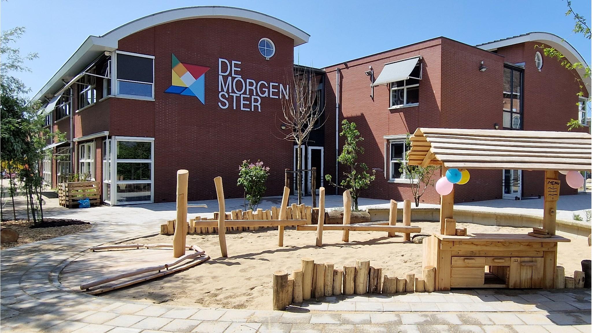 In de klas van Christelijke Basisschool De Regenboog in Reeuwijk spelen kinderen samen met leuke materialen. In de klas van Christelijke Basisschool De Regenboog in Reeuwijk spelen kinderen samen met leuke materialen.