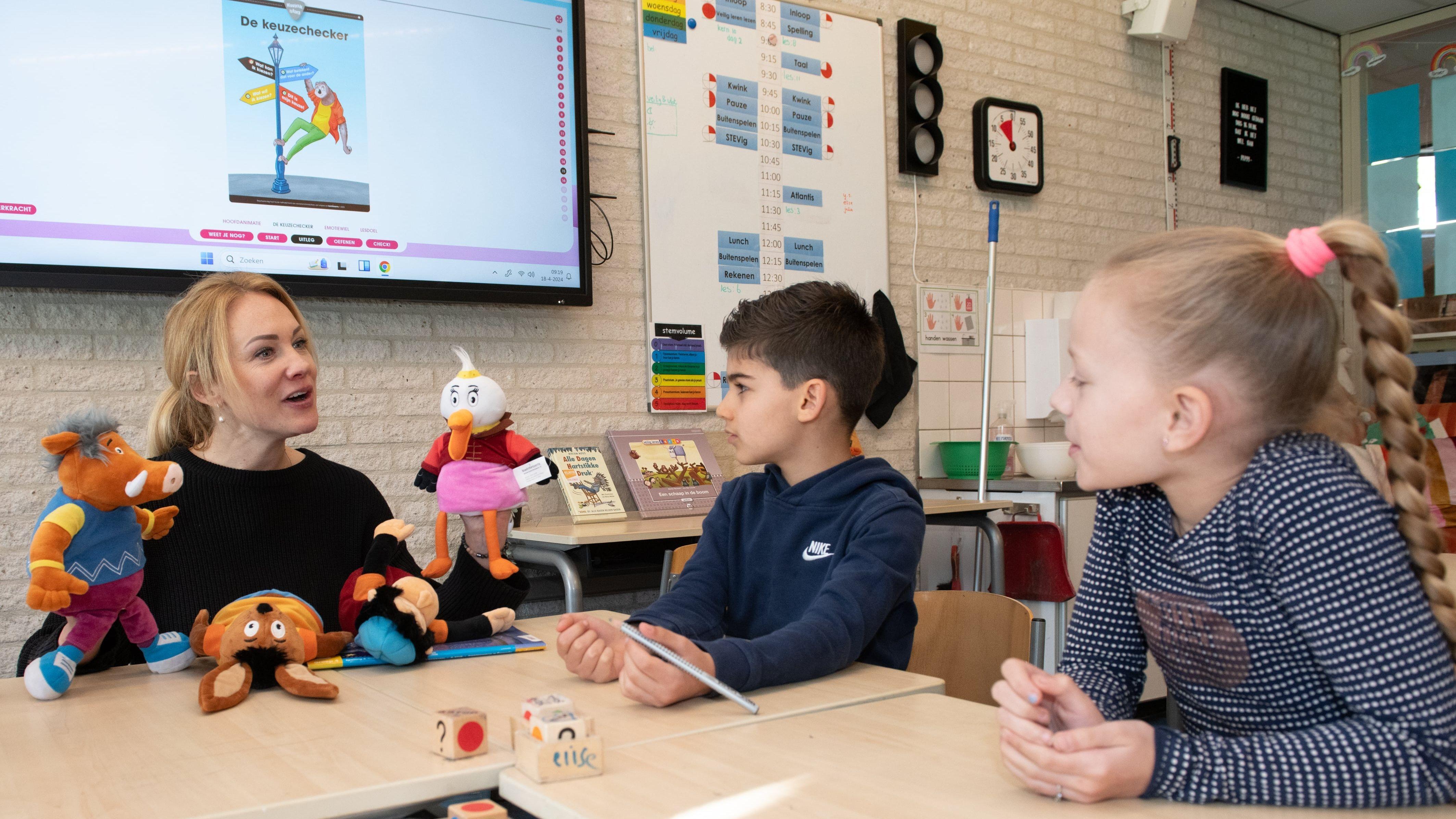In de klas van De Vliegeniers in Barneveld gebruiken leerlingen vrolijke handpoppen tijdens interactieve lessen. In de klas van De Vliegeniers in Barneveld gebruiken leerlingen vrolijke handpoppen tijdens interactieve lessen.