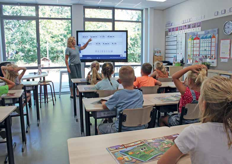 In de klas van De Vlindertuin in Voorthuizen geeft de juf instructies aan leerlingen met een interactief whiteboard. In de klas van De Vlindertuin in Voorthuizen geeft de juf instructies aan leerlingen met een interactief whiteboard.