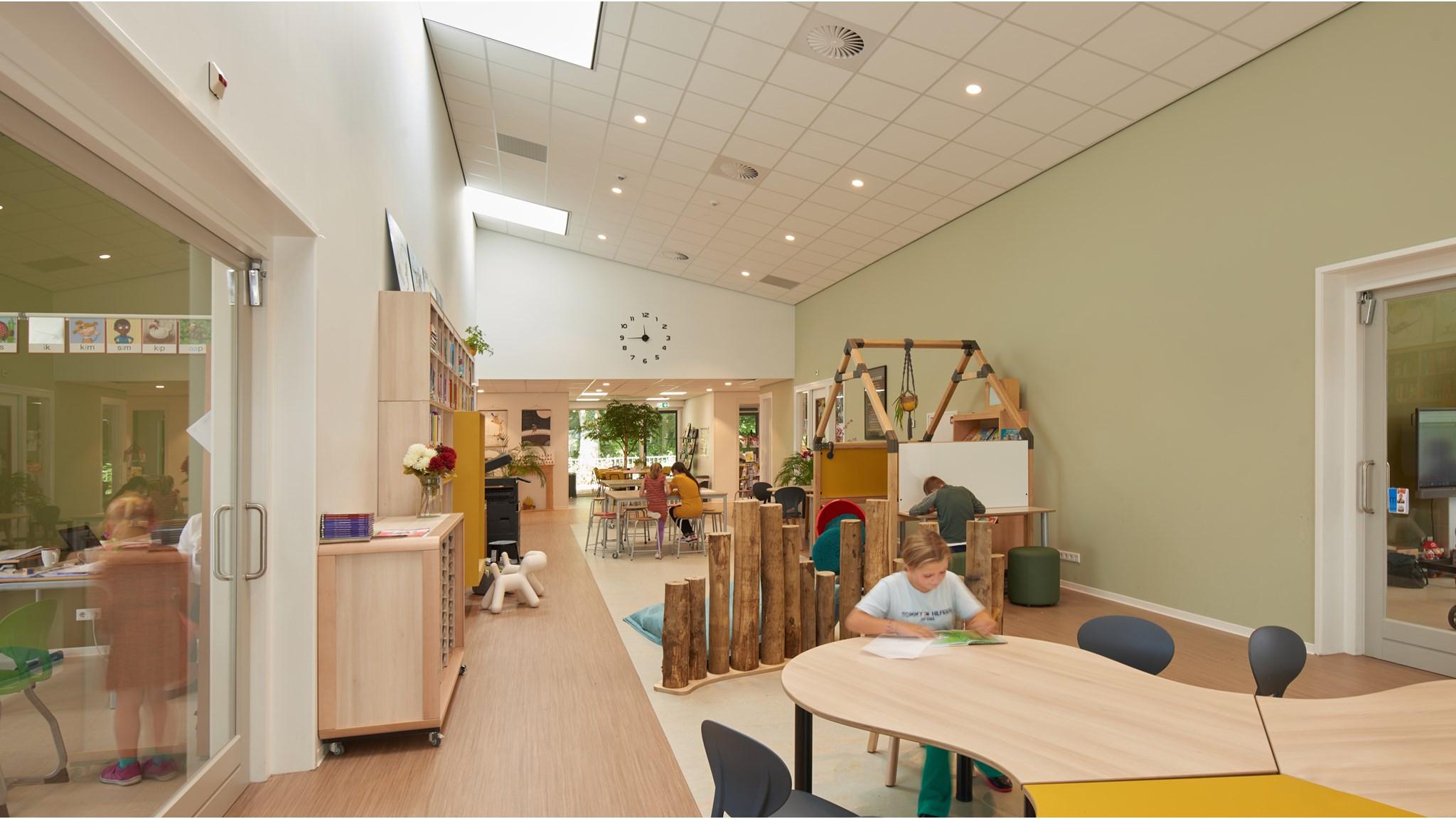In dit klaslokaal van openbare basisschool Klinkenborg in Kantens leren en spelen kinderen in een moderne en stimulerende omgeving. In dit klaslokaal van openbare basisschool Klinkenborg in Kantens leren en spelen kinderen in een moderne en stimulerende omgeving.