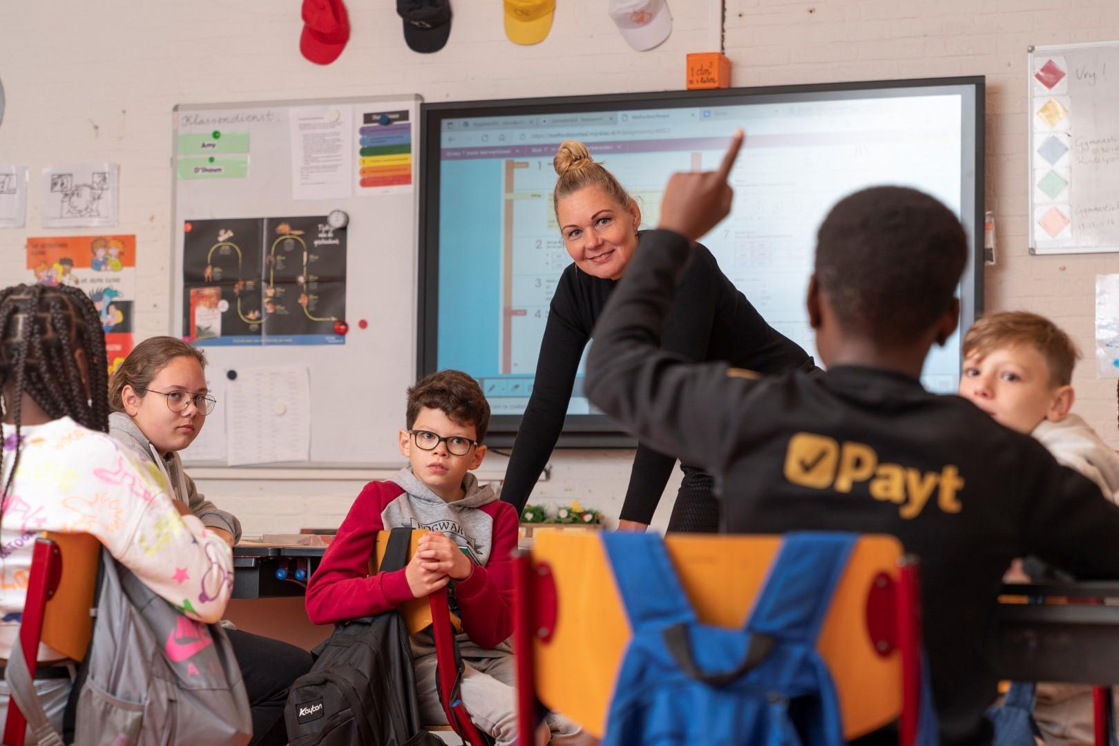 In een klas van IKC De Heerdstee in Groningen is een lerares aan het lesgeven terwijl leerlingen aandachtig luisteren. In een klas van IKC De Heerdstee in Groningen is een lerares aan het lesgeven terwijl leerlingen aandachtig luisteren.