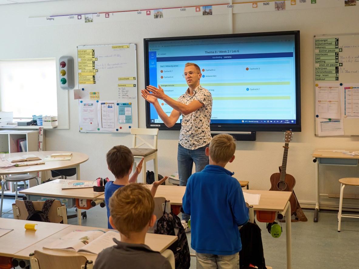 In een klaslokaal van de Rehobothschool voor Reformatorisch Onderwijs in Zeist legt een leraar les uit aan zijn leerlingen. In een klaslokaal van de Rehobothschool voor Reformatorisch Onderwijs in Zeist legt een leraar les uit aan zijn leerlingen.