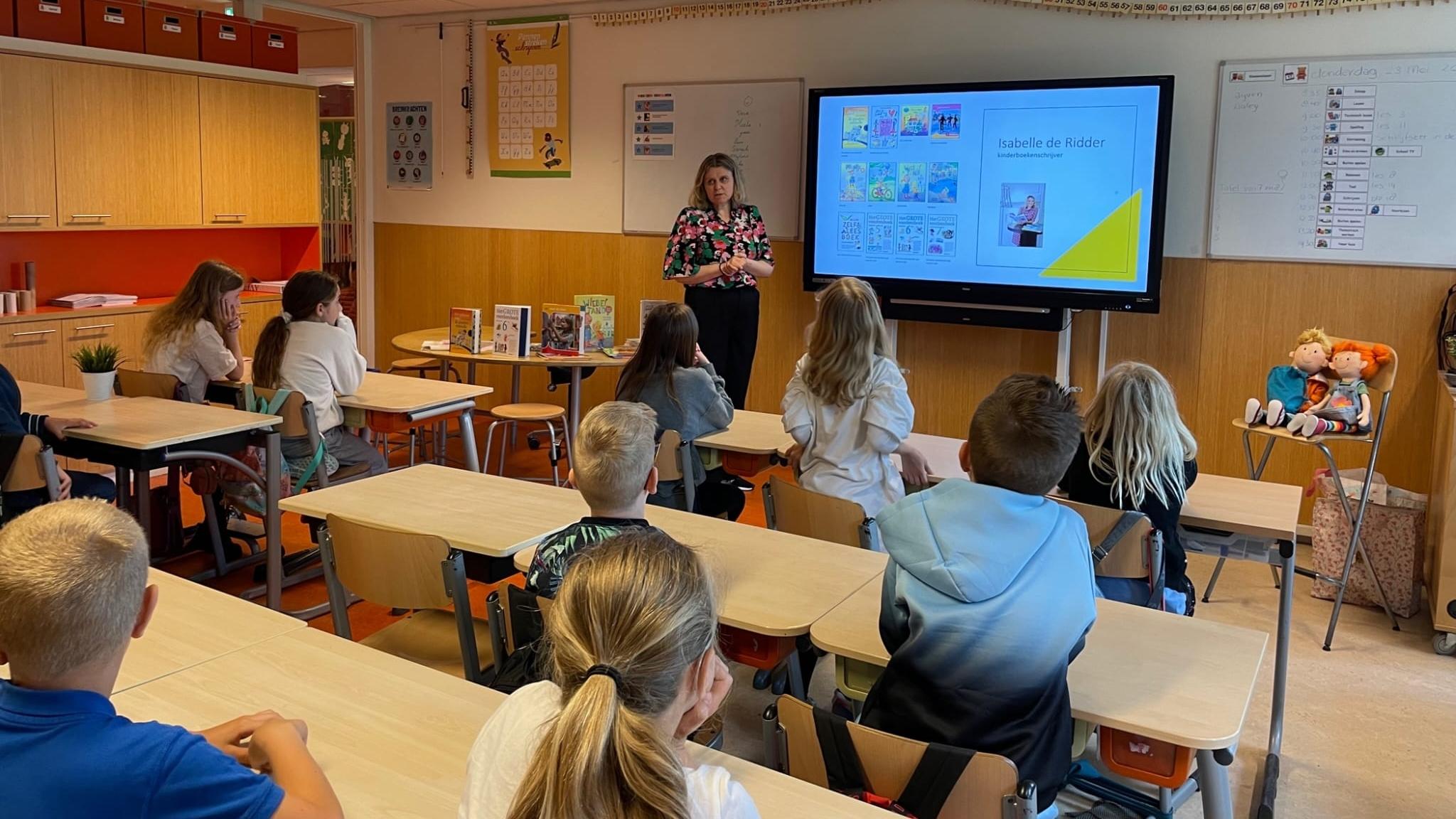 In het IKC Stella Nova in Zoetermeer luisteren leerlingen aandachtig naar een presentatie van een gastspreker. In het IKC Stella Nova in Zoetermeer luisteren leerlingen aandachtig naar een presentatie van een gastspreker.