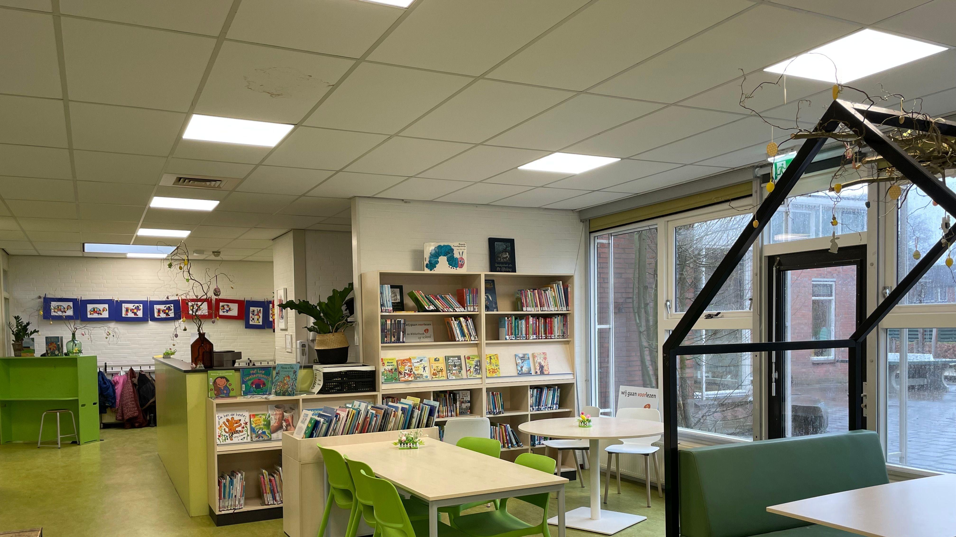 In het interieur van de Christelijke Basisschool De Meander in Sauwerd is een gezellige leeshoek met boekenplanken en uitnodigende tafels zichtbaar. In het interieur van de Christelijke Basisschool De Meander in Sauwerd is een gezellige leeshoek met boekenplanken en uitnodigende tafels zichtbaar.