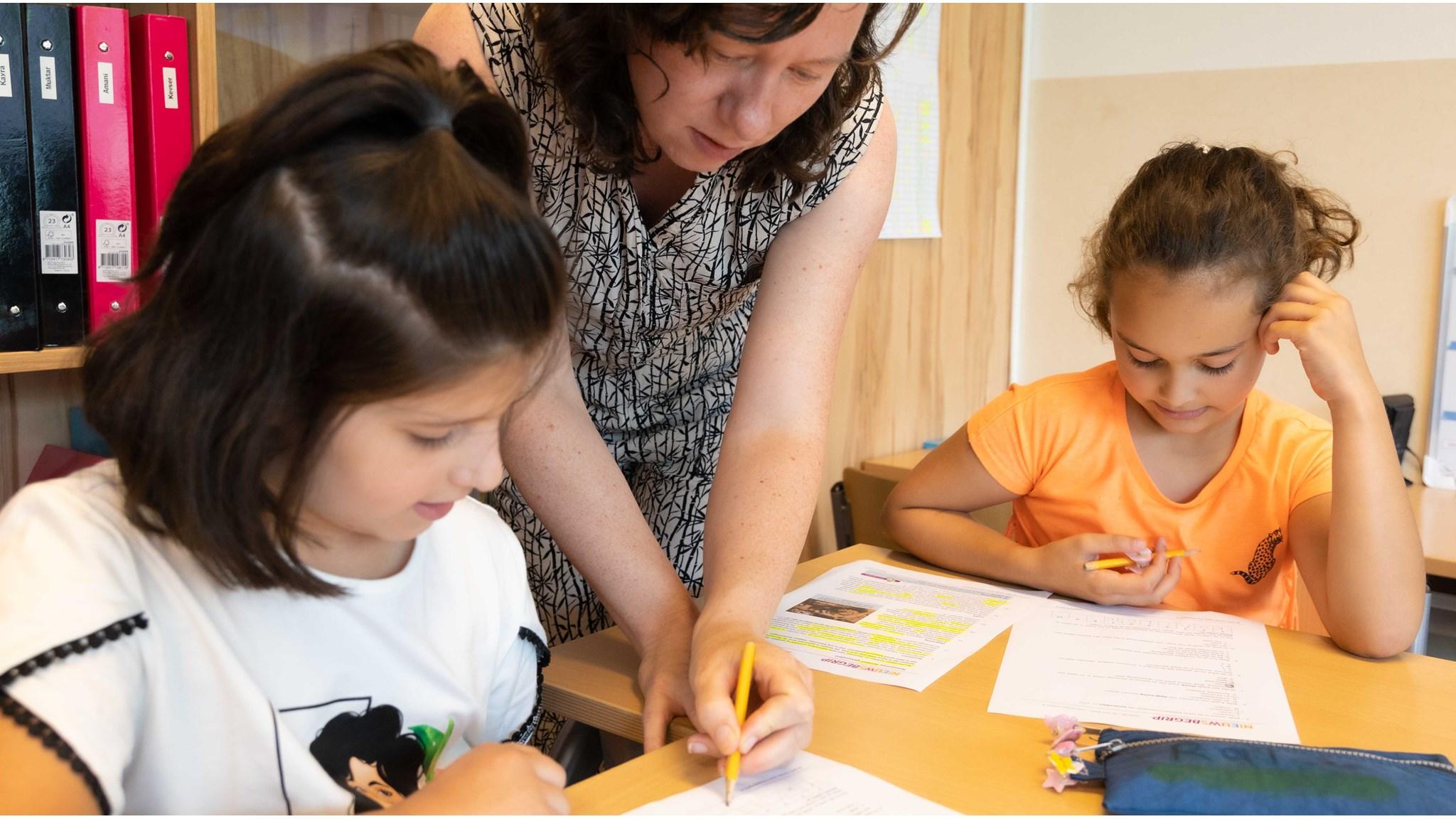In het klaslokaal van Basisschool Baardwijk in Waalwijk werken leerlingen samen met een leerkracht aan hun opdrachten. In het klaslokaal van Basisschool Baardwijk in Waalwijk werken leerlingen samen met een leerkracht aan hun opdrachten.