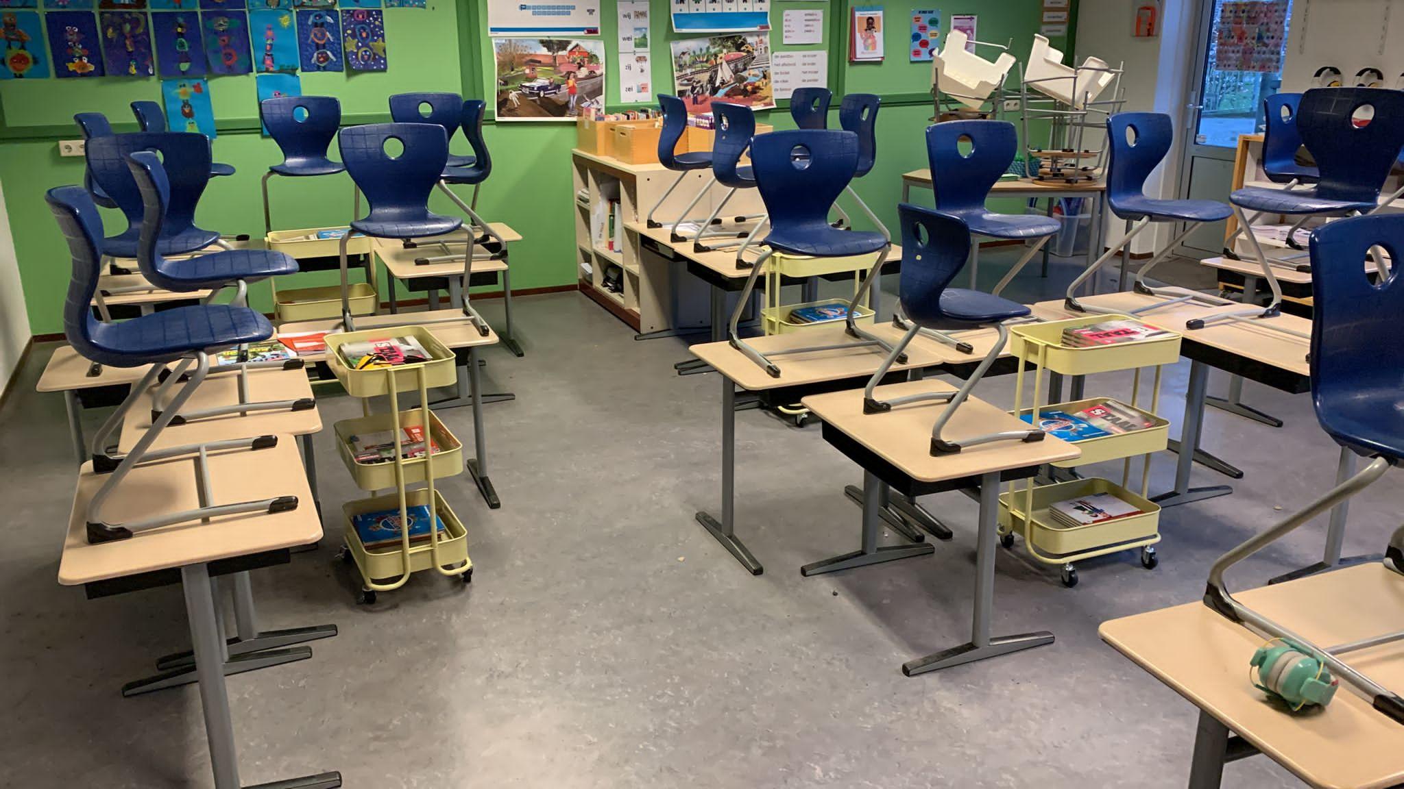 In het klaslokaal van Basisschool De Eshoek in Annen staan de stoelen op de tafels, wat aangeeft dat de ruimte is opgeruimd. In het klaslokaal van Basisschool De Eshoek in Annen staan de stoelen op de tafels, wat aangeeft dat de ruimte is opgeruimd.