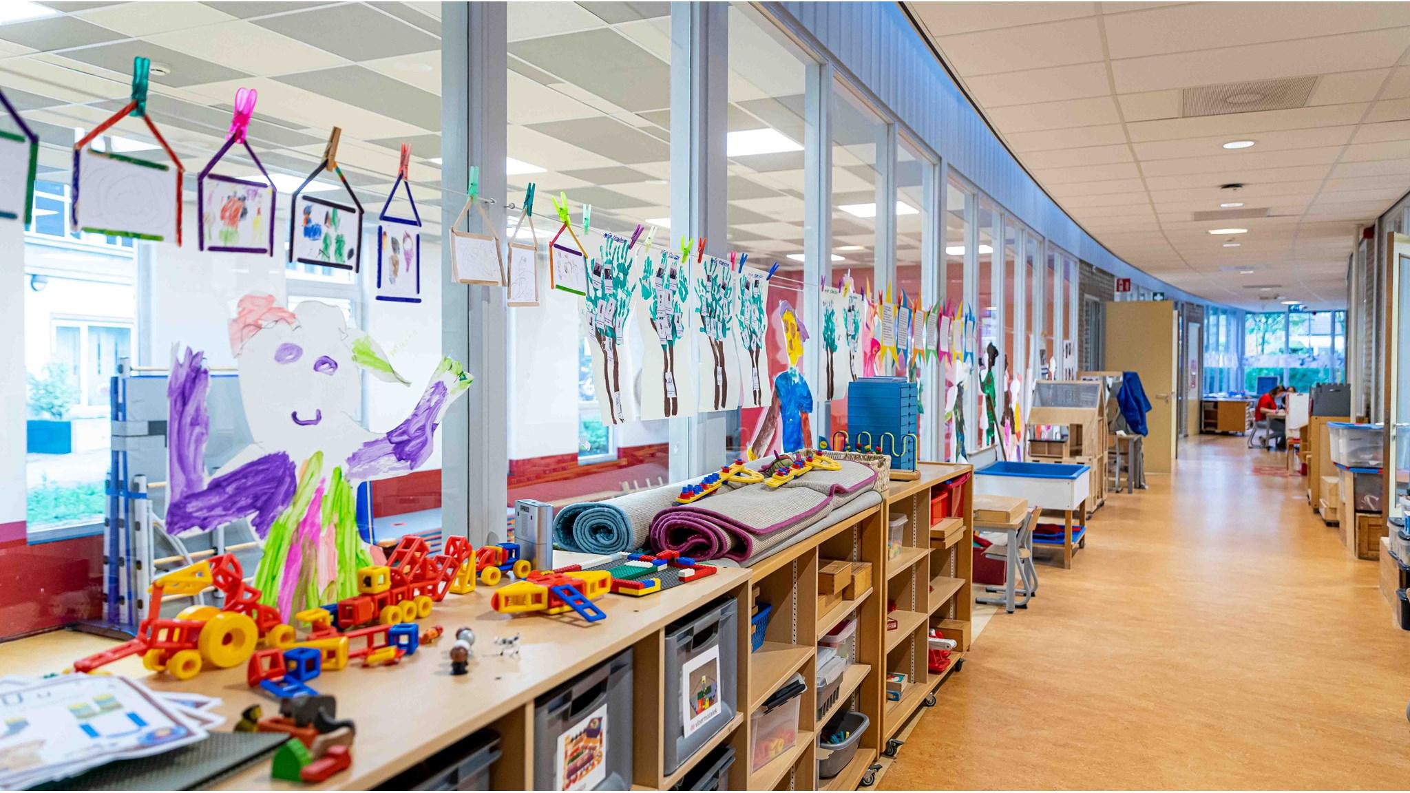 In het klaslokaal van basisschool De Wegwijzer in Lomm hangen kleurrijke tekeningen en speelgoed, wat de creatieve sfeer van de school weerspiegelt. In het klaslokaal van basisschool De Wegwijzer in Lomm hangen kleurrijke tekeningen en speelgoed, wat de creatieve sfeer van de school weerspiegelt.